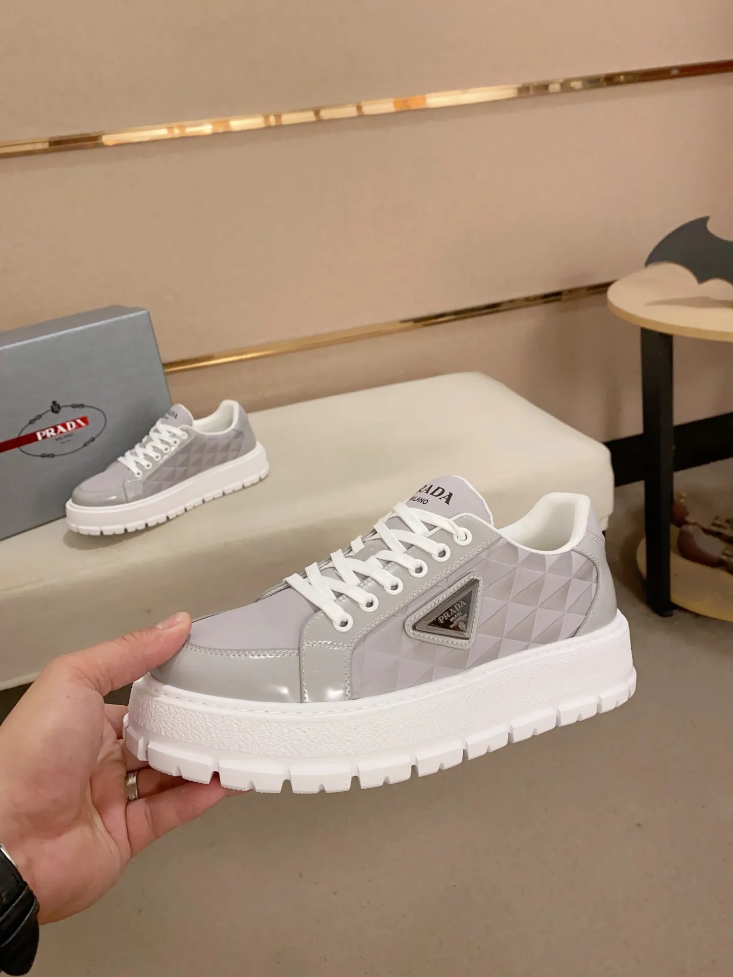 Men's shoes 💰 580💰 ✔️✔️✔️Higher version High-quality new PRADA (Prada) counters are launched simultaneously. The new men's shoes and 😘 fabrics are made of high-tech glue-spraying technology. Lining: Full cowhide lining. 👍🏿 High-end ☄️ Air-cushion molded anti-slip foam outsole, exquisite lines, simple and elegant, comfortable and high-end for leisure travel. Code number: 38 to 44 (45 can be customized and cannot be returned or exchanged)
